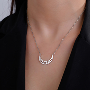 collier lune couleur argent acier inoxydable